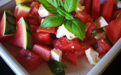 Wassermelonen-Feta-Salat mit Basilikum Blättchen