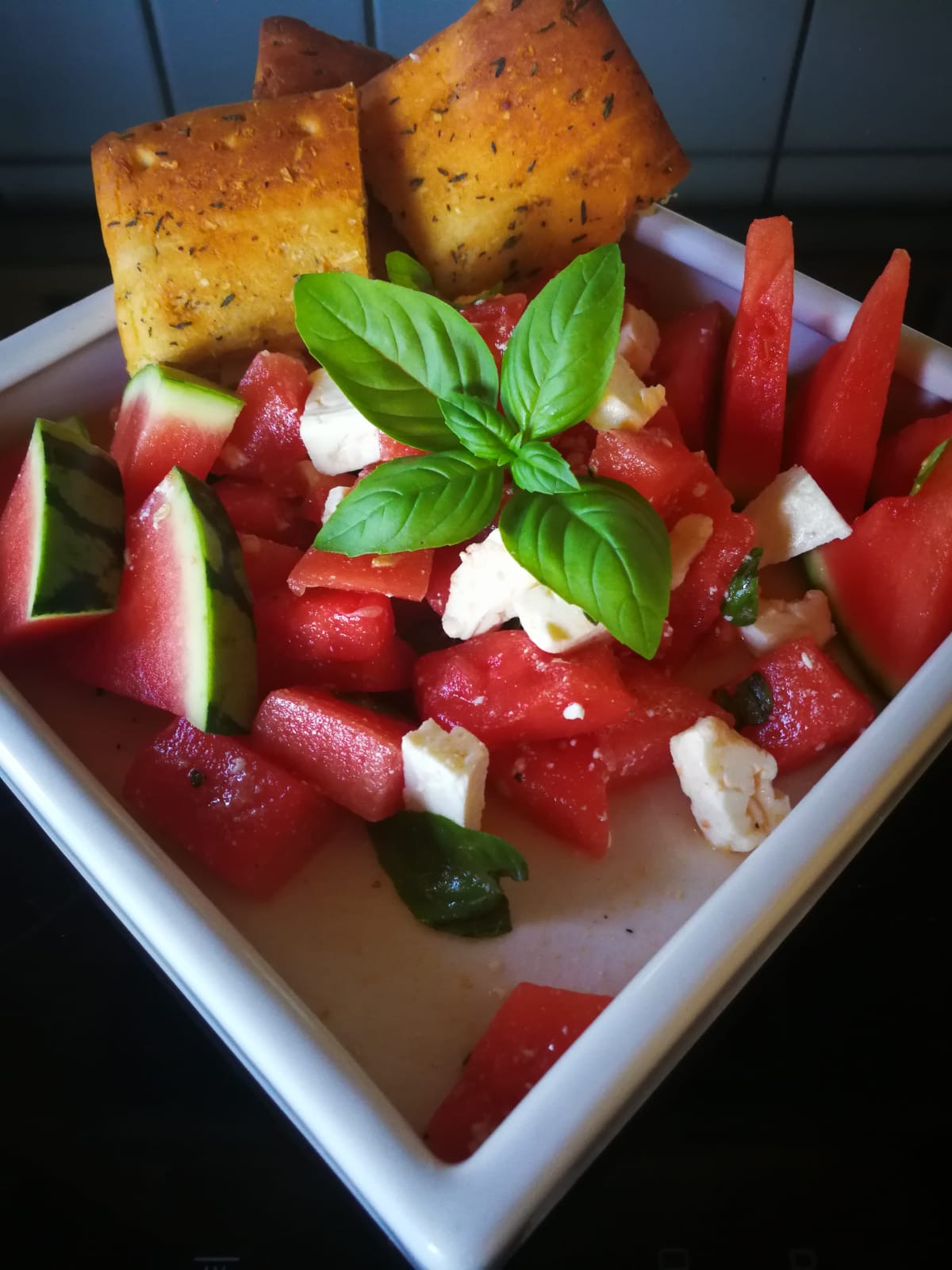Wassermelonen-Feta-Salat mit Basilikum Blättchen | Gesundes Breitenfurt